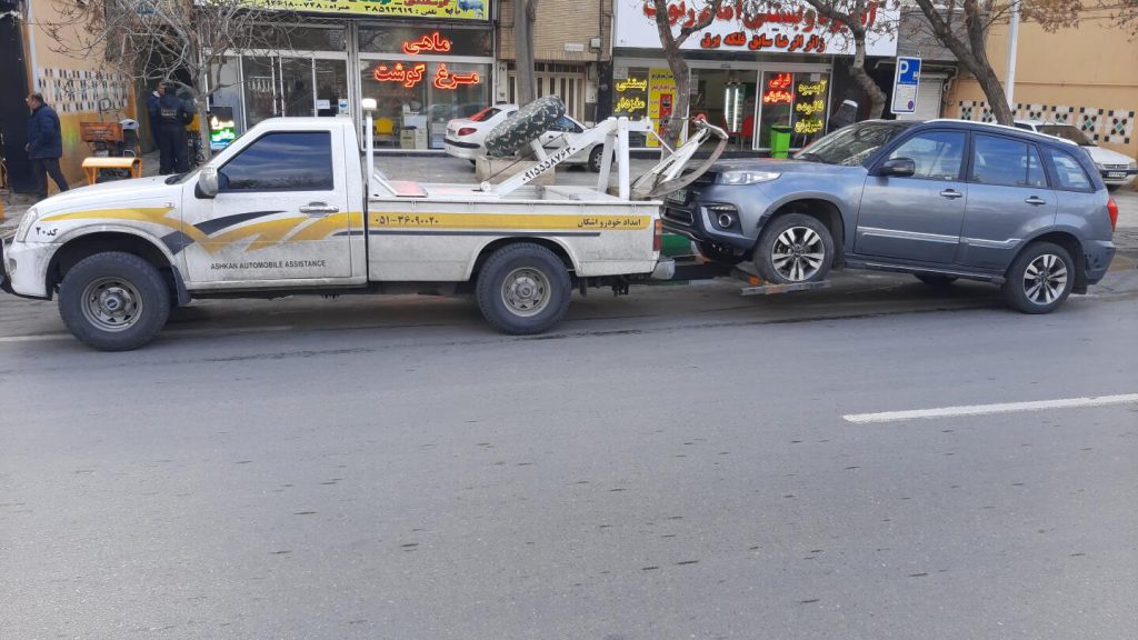 جرثقیل یدک‌کش در حال حمل خودروی تصادفی در تهران