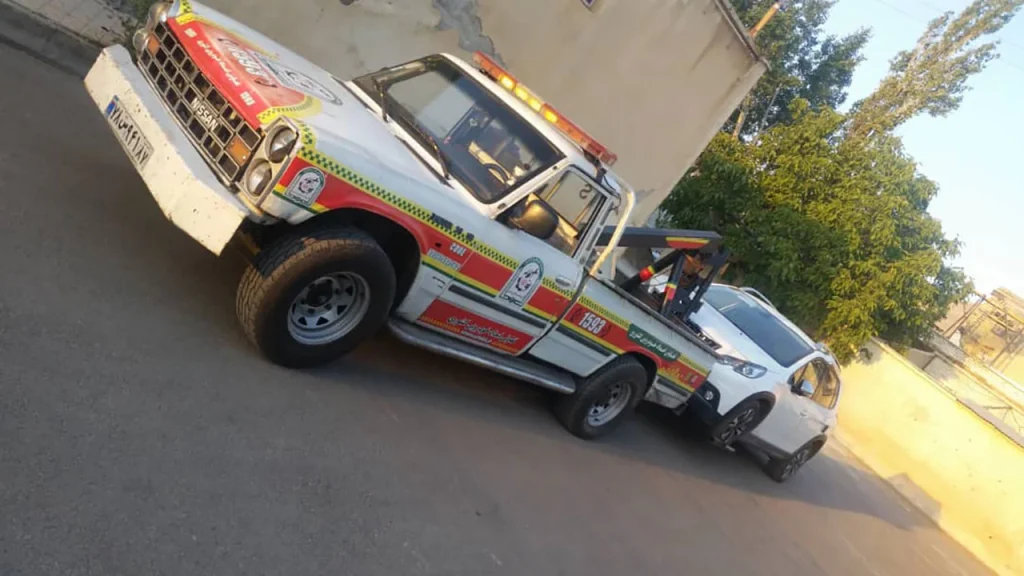 یدک‌کش حرفه‌ای در حال حمل خودرو در خیابان‌های تهران توسط امداد محل