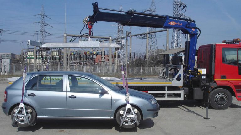 جرثقیل امداد خودرو در حال حمل یک خودرو معیوب در خیابان‌های تهران