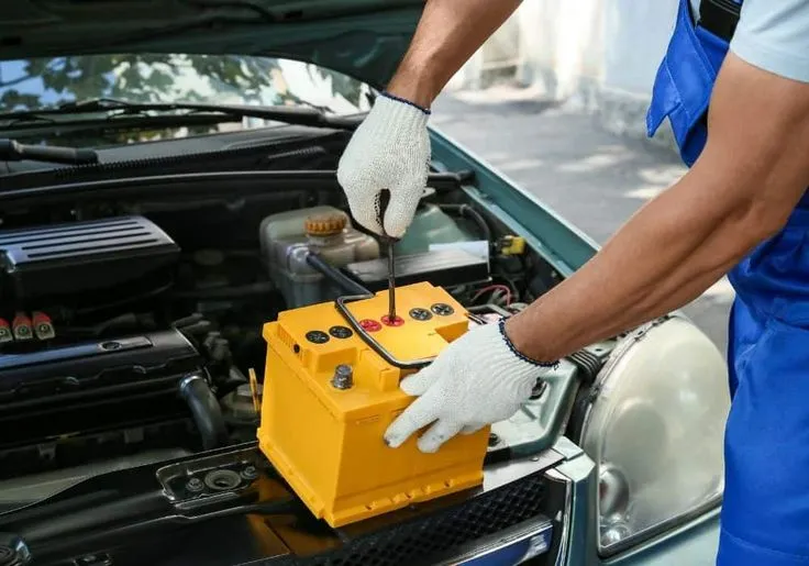 چه زمانی باید باتری خودرو را تعویض کنیم