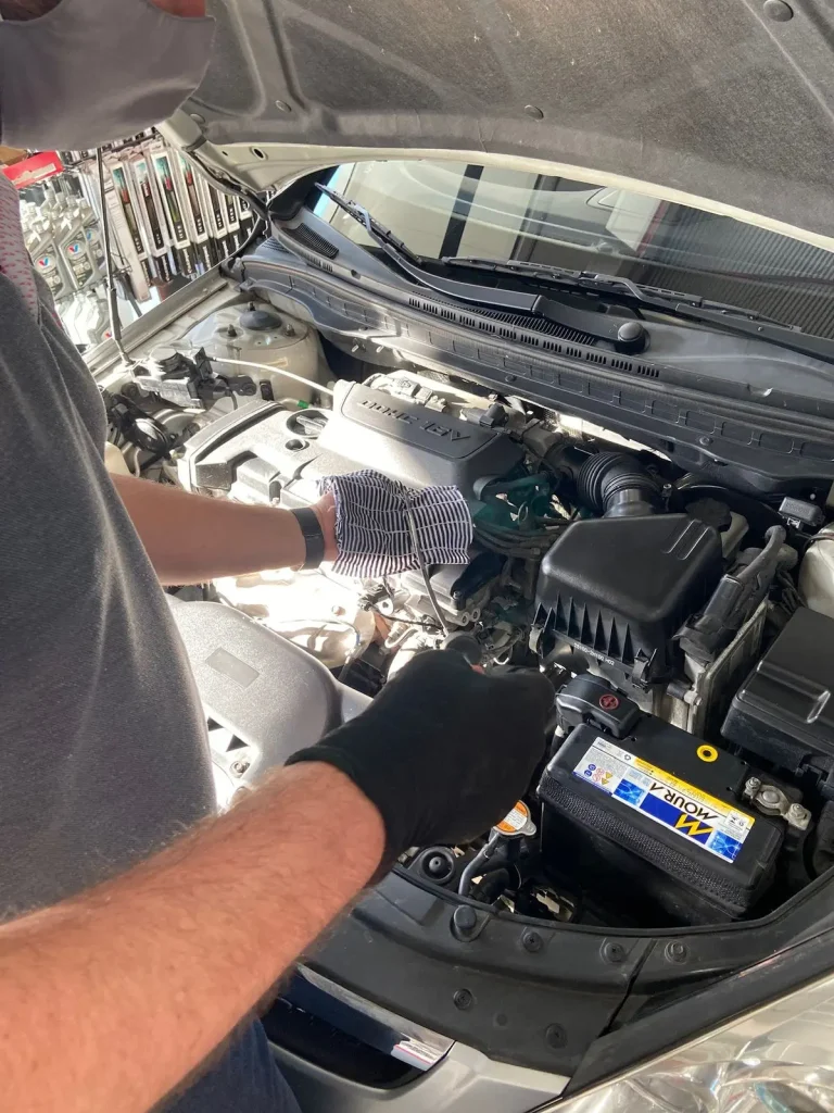 مکانیک سیار تهران در حال تعمیر خودرو در محل