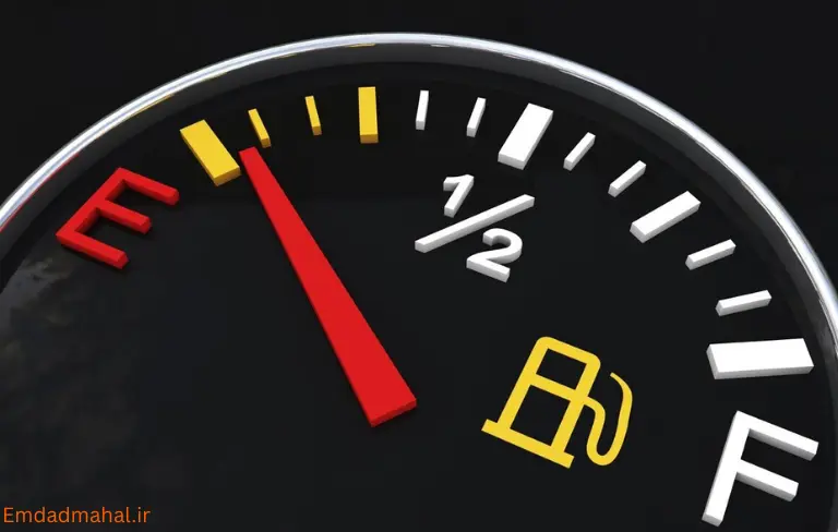 چراغ هشدار کمبود بنزین روی پشت آمپر خودرو
