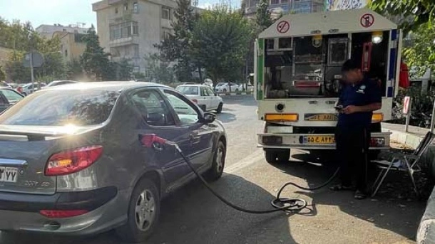 خودروی سوخت رسانی سیار در حال خدمت‌رسانی در تهران