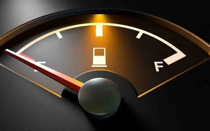 خودرو با باک خالی در ترافیک تهران نیازمند بنزین سیار